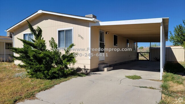 Building Photo - Great 3 bedroom house with lots of storage