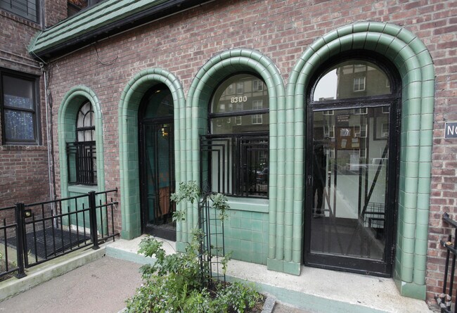 Photo - 83-00 Talbot St