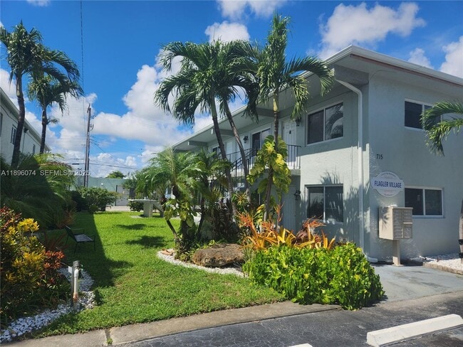 Building Photo - 715 NE 2nd Ave Unit 105