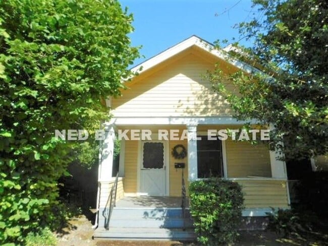 Building Photo - 3Bd/1Ba Two Story House - Available to View!