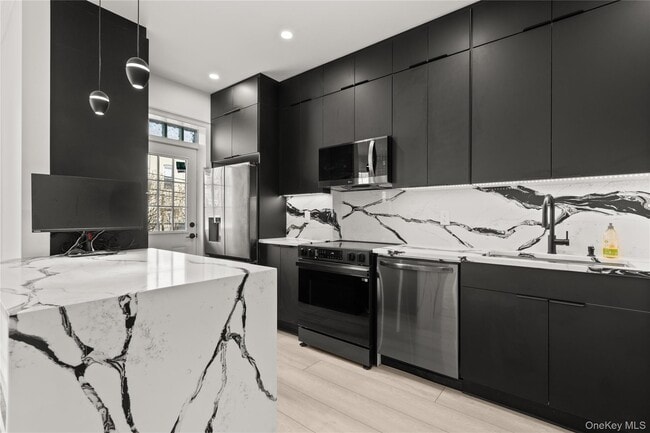 Photo - 61-33 Palmetto St