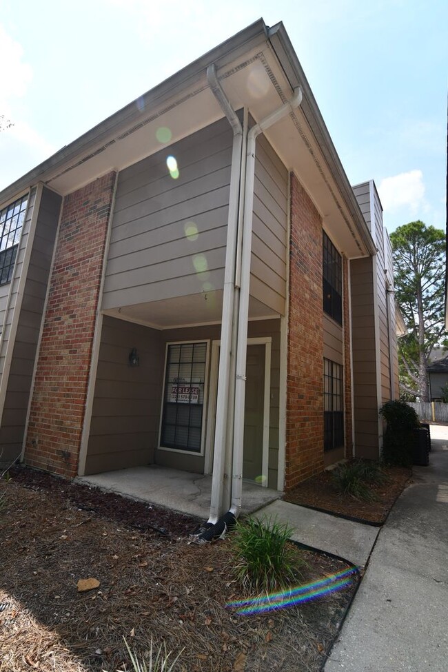 2 bedroom, 2.5 bath, 2-story townhouse loc... - 2 bedroom, 2.5 bath, 2-story townhouse loc...