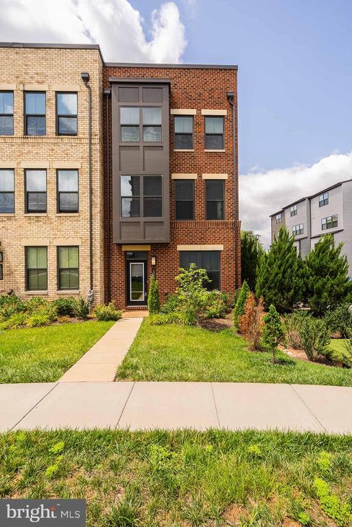 13001 Hattontown Square