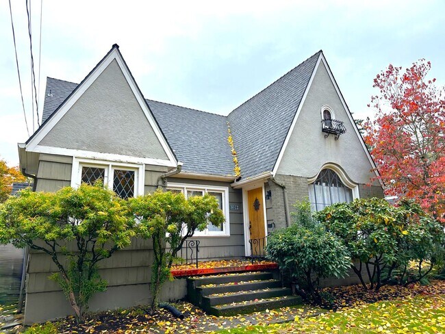 Eastmoreland 2 Bedroom Home with Yard and ... - Eastmoreland 2 Bedroom Home with Yard and ...