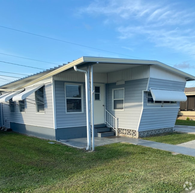 Building Photo - 915 49th Ave Terrace W Rental