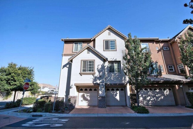 Photo - Beautifully Updated Union City Townhome w/ Community Amenities & Vaulted Ceilings