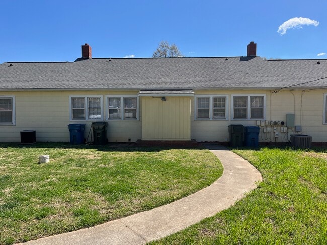 Parte trasera del dúplex - 416 4th St SW Unidad A