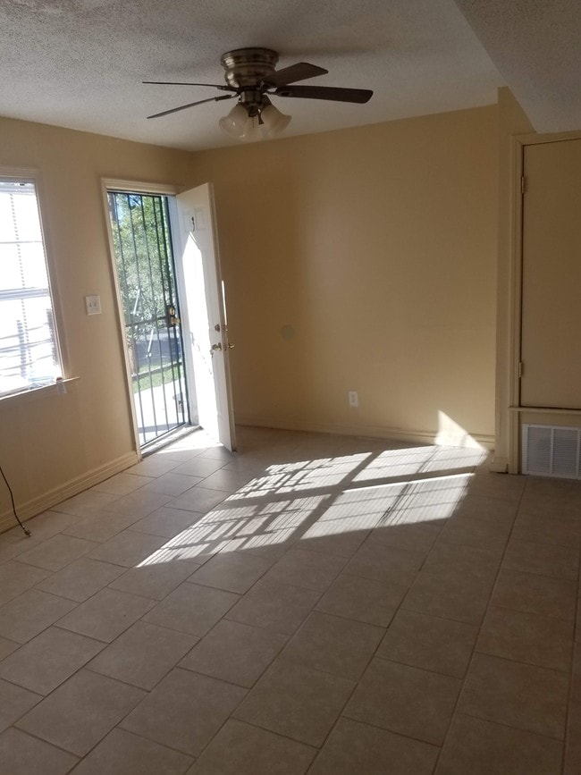 Photo - 574 N 4th St Unit 2 apts available