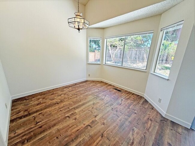 Photo - Single Story Evergreen Home at the Middle of a Cul-De-Sac!