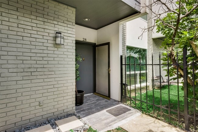 Building Photo - 1300 Augusta Dr Unit 28
