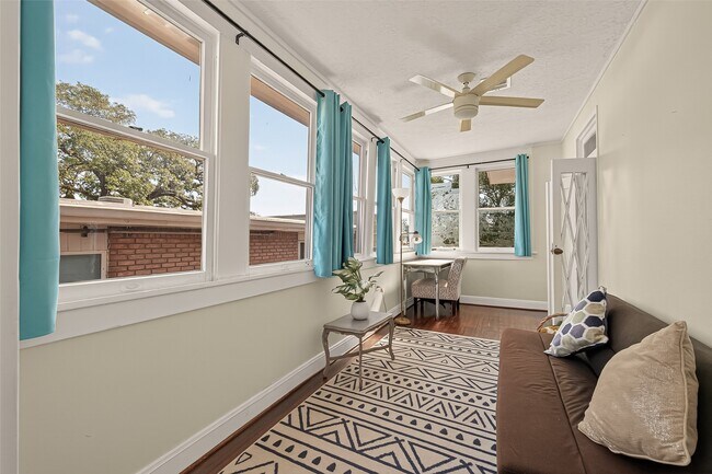 Photo - 324 W Alabama St Unit 2