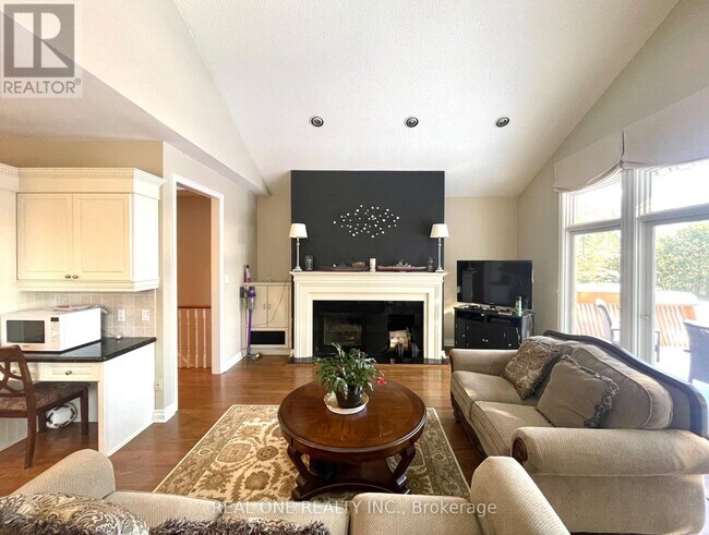 Photo - 207 Kennedy St W