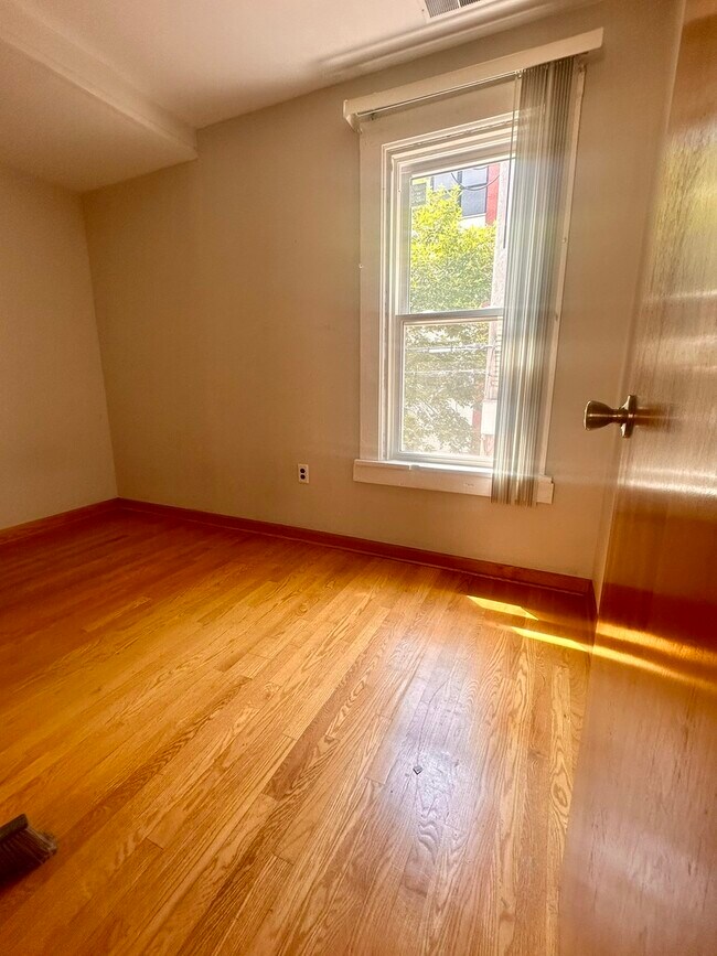 Photo - 731 W 16th St Unit 2