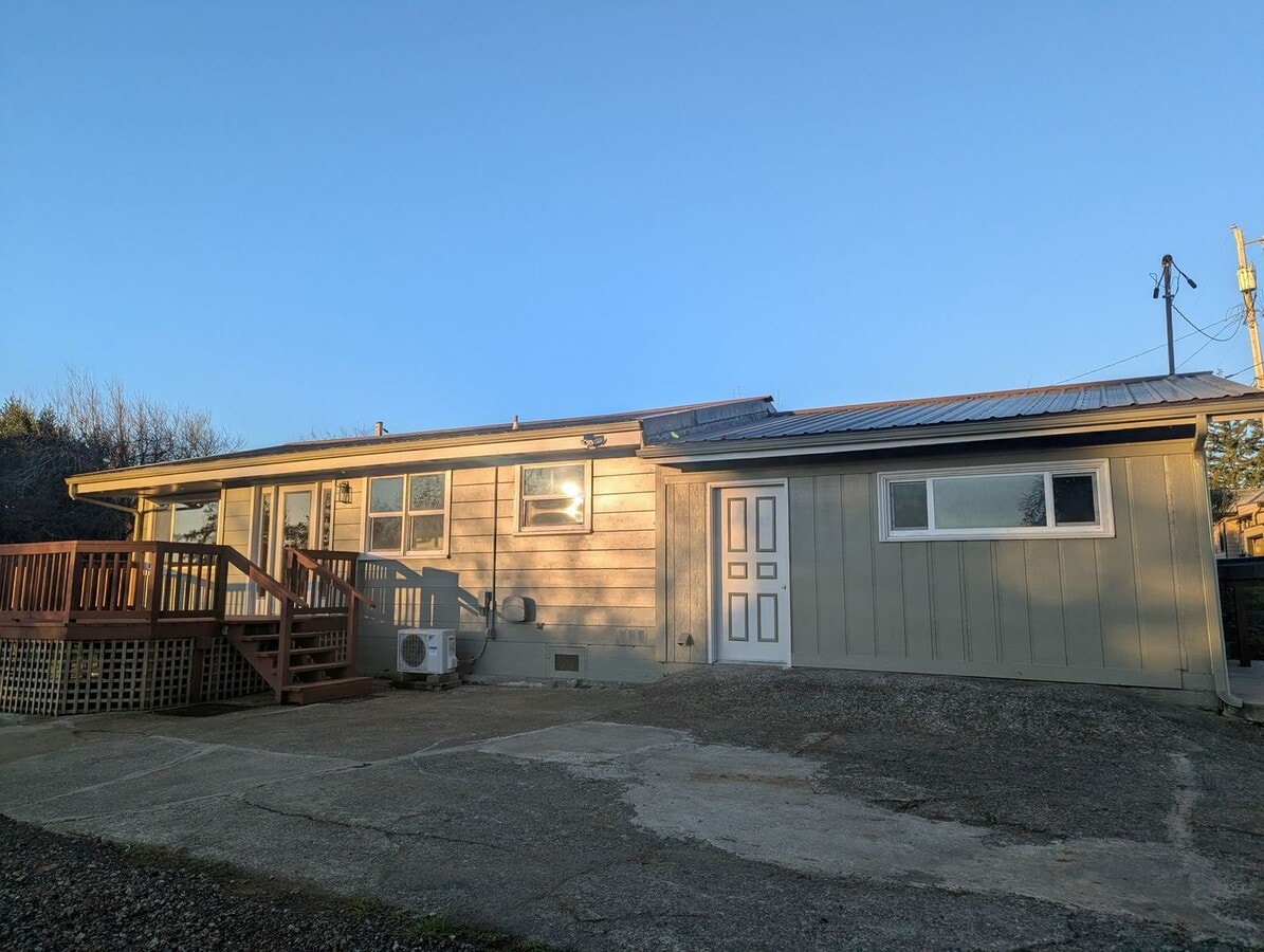 North Bend 3 bed/2 ba with stunning views! - North Bend 3 bed/2 ba with stunning views!