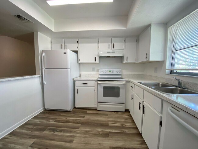 Photo - ANNUAL RENTAL - 2 BED / 2 BATH AT PINE HAVEN Unidad 22