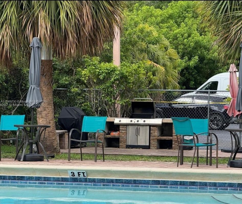 Photo - 900 NE 195th St