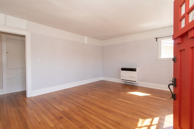 Photo - Charming North Park 2 Bed/1Bath with Washer/Dryer, Backyard & Parking! Unidad 3042