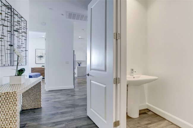 Building Photo - 1211 Caroline St Unit 1001