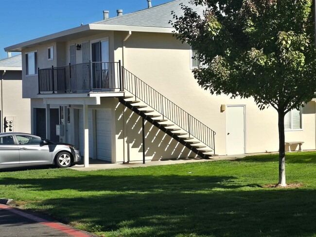 Building Photo - Beautifully Updated #4 Condo Unit 4