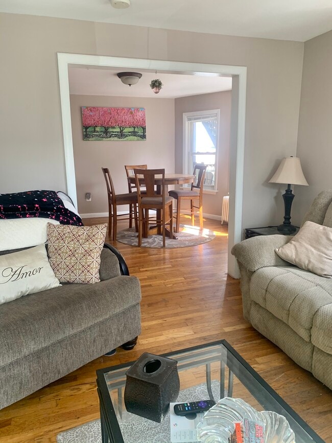 Building Photo - 94 Walnut St Unit 1