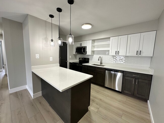 Building Photo - 2 Bedroom with In-Unit Washer Dryer plus G... Rental