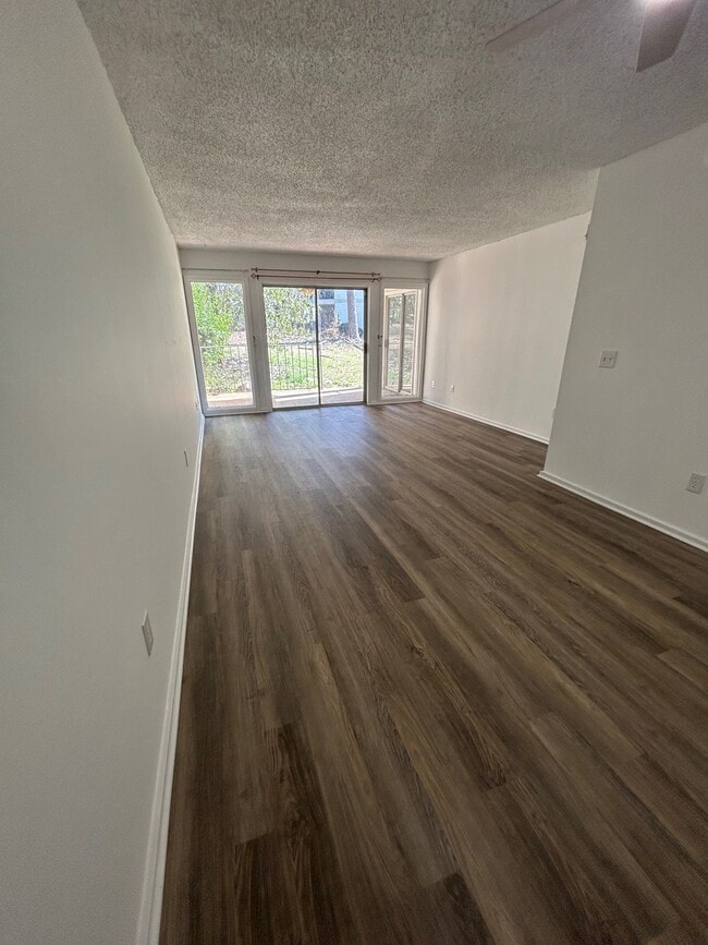 03_Sala de estar - 1208 Bush River Rd Unidad B3