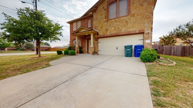 Photo - HUGE HOUSE ON A CORNER LOT IN COPPERAS COVE!