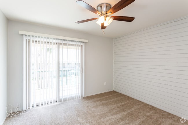 2 BR, 1 BA - 825 SF