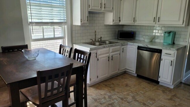 82 Burnside Ave Unit 2
