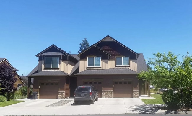 Building Photo - 2 Bed/1.5 Bath Townhome Near the Old Mill - Attached Garage Unit 200