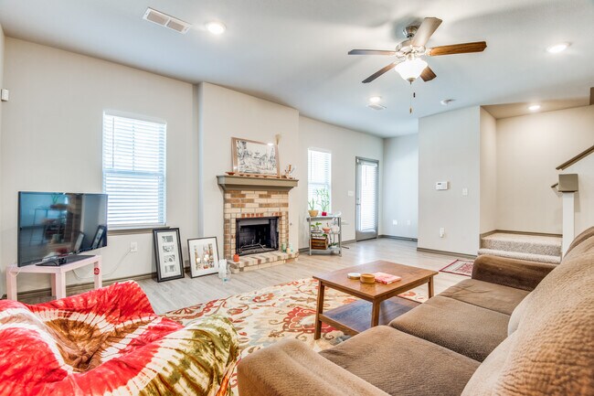 8706 Tudor Pl
