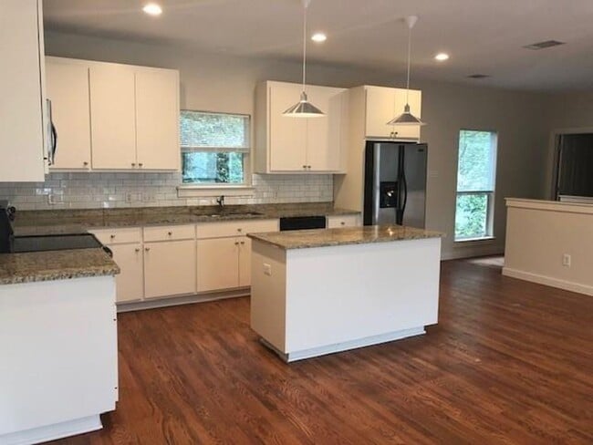 Photo - 3 X 2 Townhome Near UT Avail August 2025!