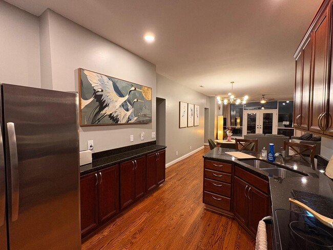 Vista del comedor desde la cocina. - 1925 Auburn Ave Unidad 7