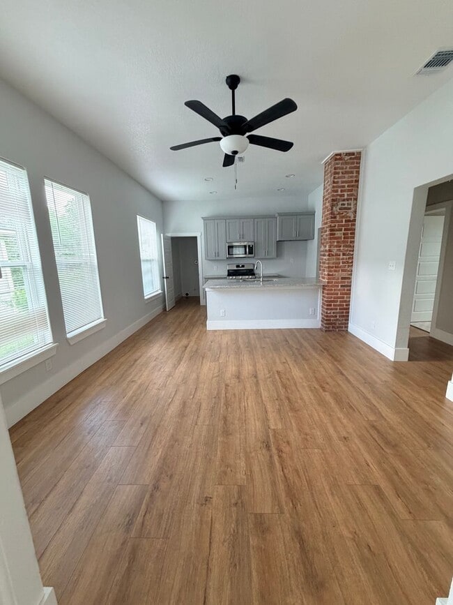 Building Photo - Beautiful Renovated Home Available for Lease!