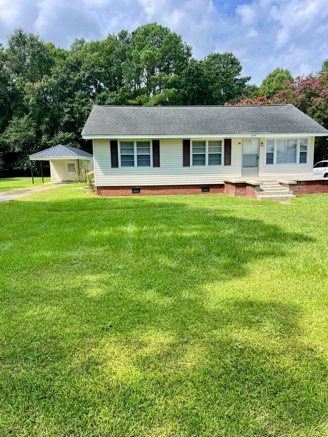 Building Photo - ADORABLE Renovated 3 BR | 1 BA Home in Gol...