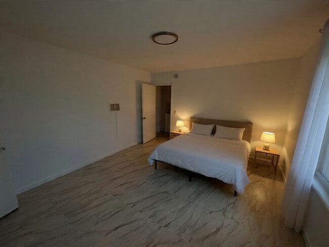 Puesta en escena virtual del dormitorio - Churchill Apartments