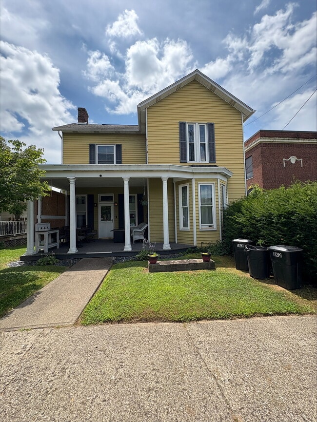 Building Photo - 158 E Lincoln St Rental
