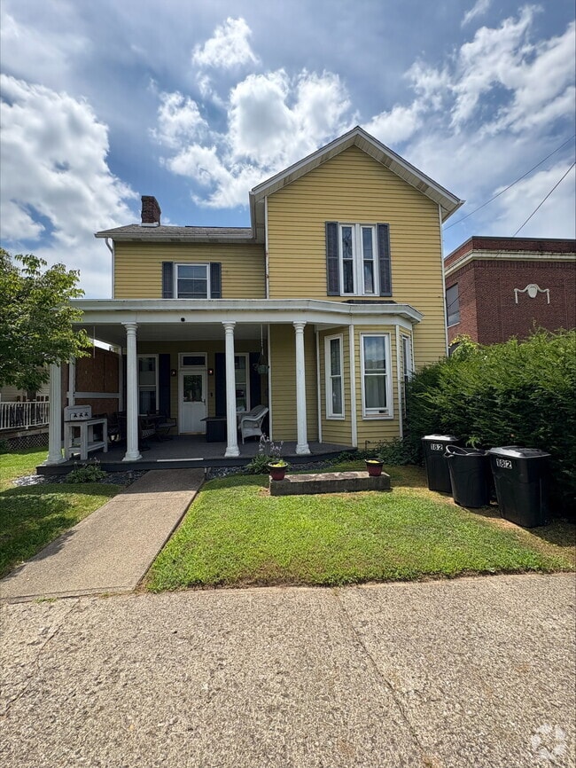Building Photo - 158 E Lincoln St Rental