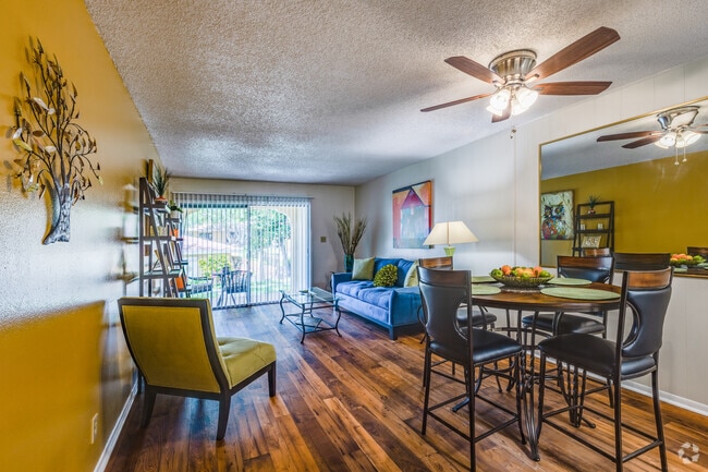 2 BR, 1 BA - 918SF