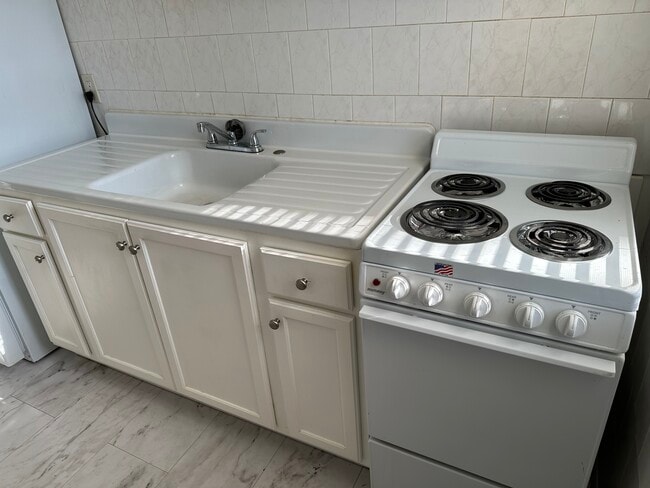 Building Photo - 3 Corbin Ct Unit 3-B Corbin Court