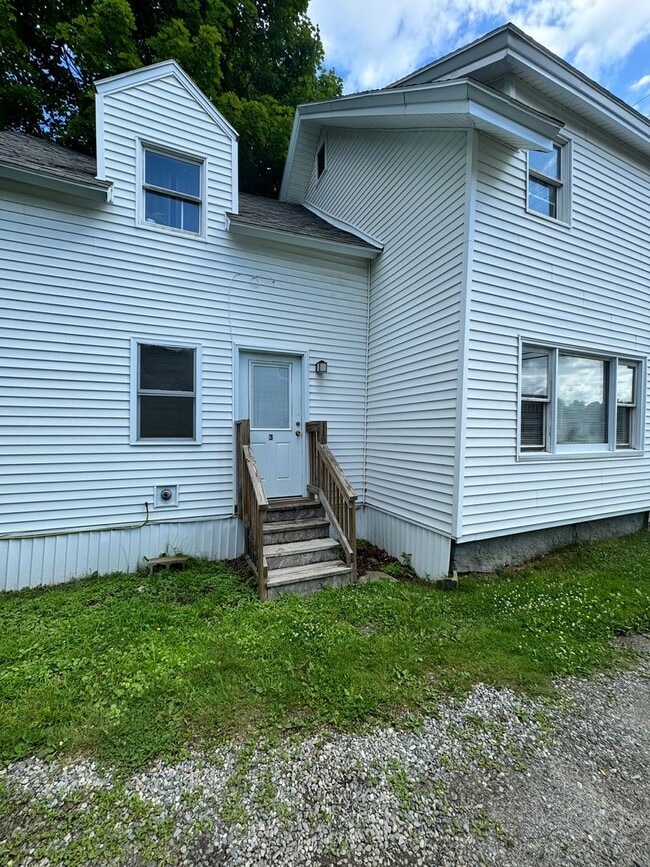 Building Photo - 12 Oak St Unit Apt. 3