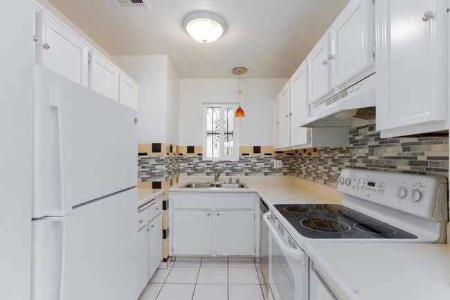 Building Photo - 2 bedroom, 2 bath town house minutes from the Strip