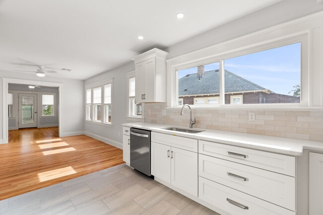 Building Photo - 46 Winter St Unit 2