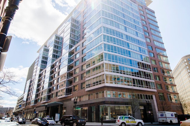 Building Photo - 1 Charles St S Unit 701