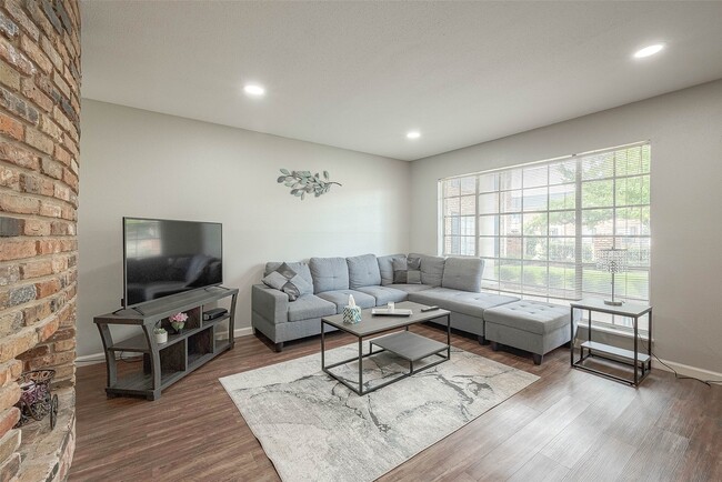 Photo - 2121 Fountain View Dr