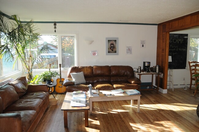 1037 W 26th Ave