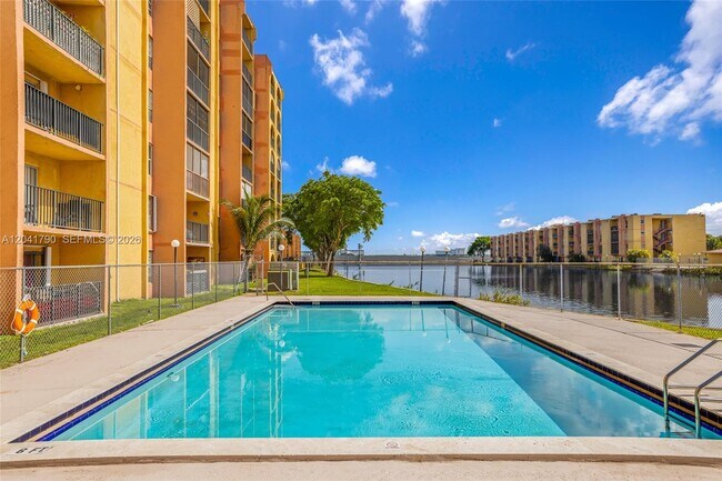 4805 NW 7th St Unit 302-15