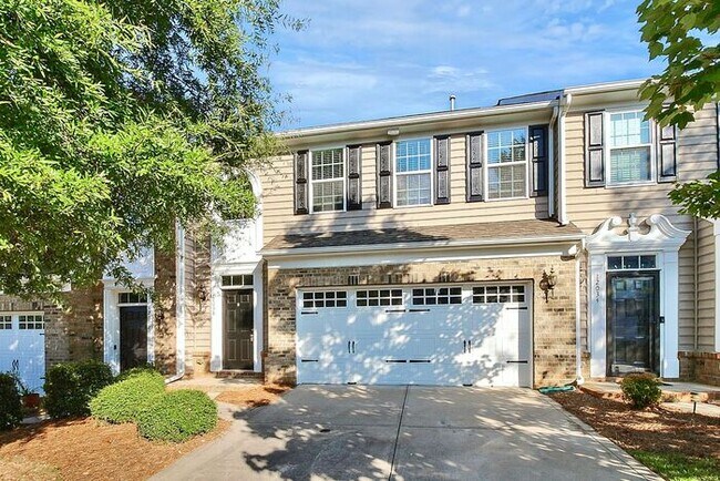Beautiful 3BD/2.5BA Townhome in Ballantyne! - Beautiful 3BD/2.5BA Townhome in Ballantyne!