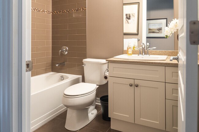 Photo - 905 Southdale Rd