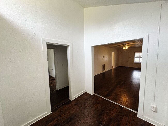 "Charming 3-Bedroom Retreat with Modern Amenities in Lakeland!"
